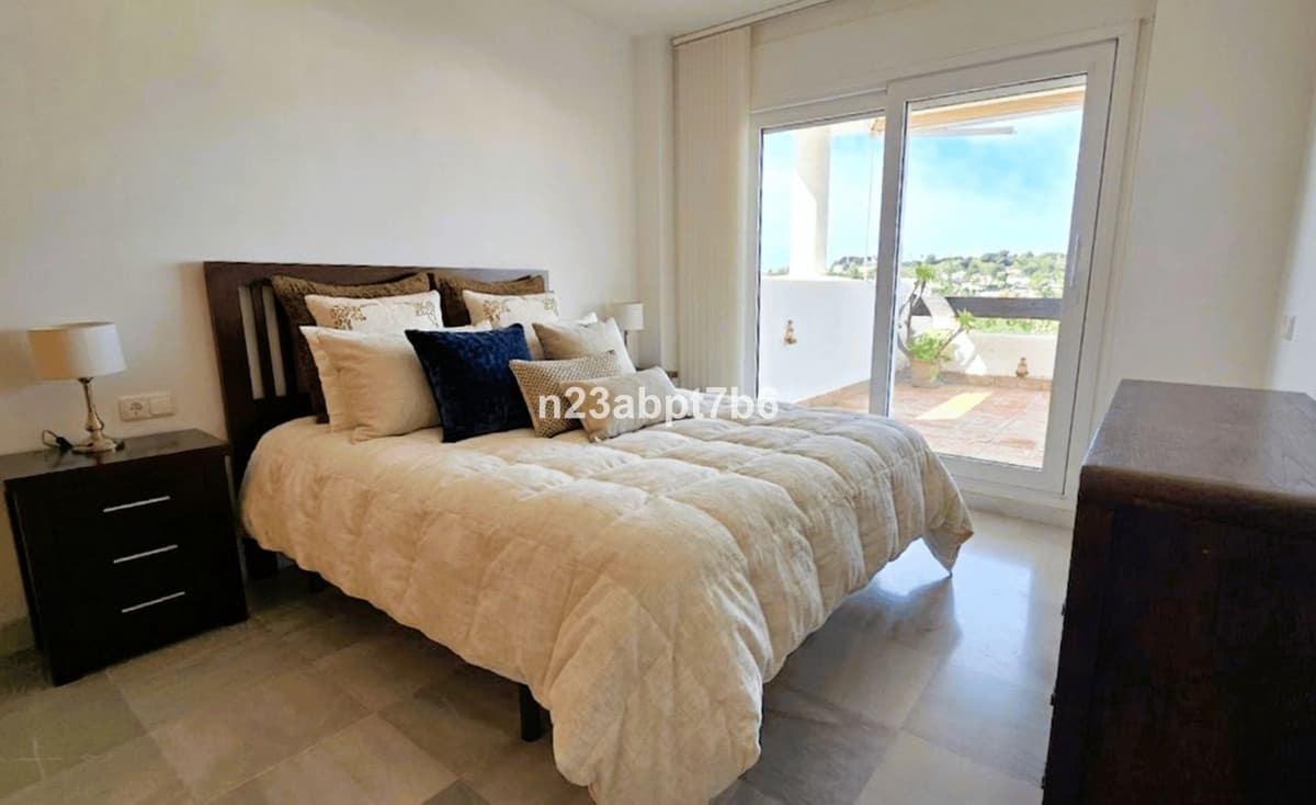 Middle Floor Apartment in Nueva Andalucía — photo 7 of 10