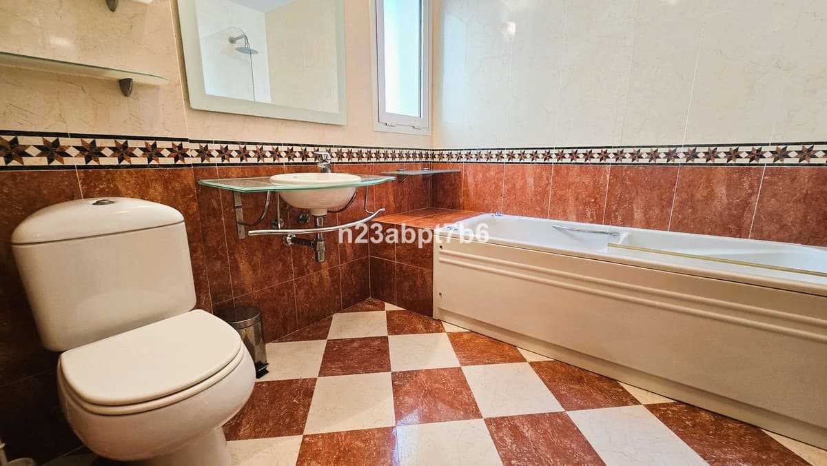 Middle Floor Apartment in Nueva Andalucía — photo 9 of 10
