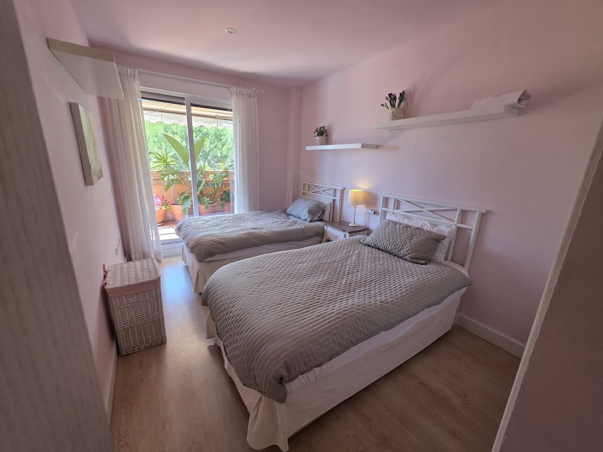 Middle Floor Apartment in The Golden Mile — photo 10 of 10