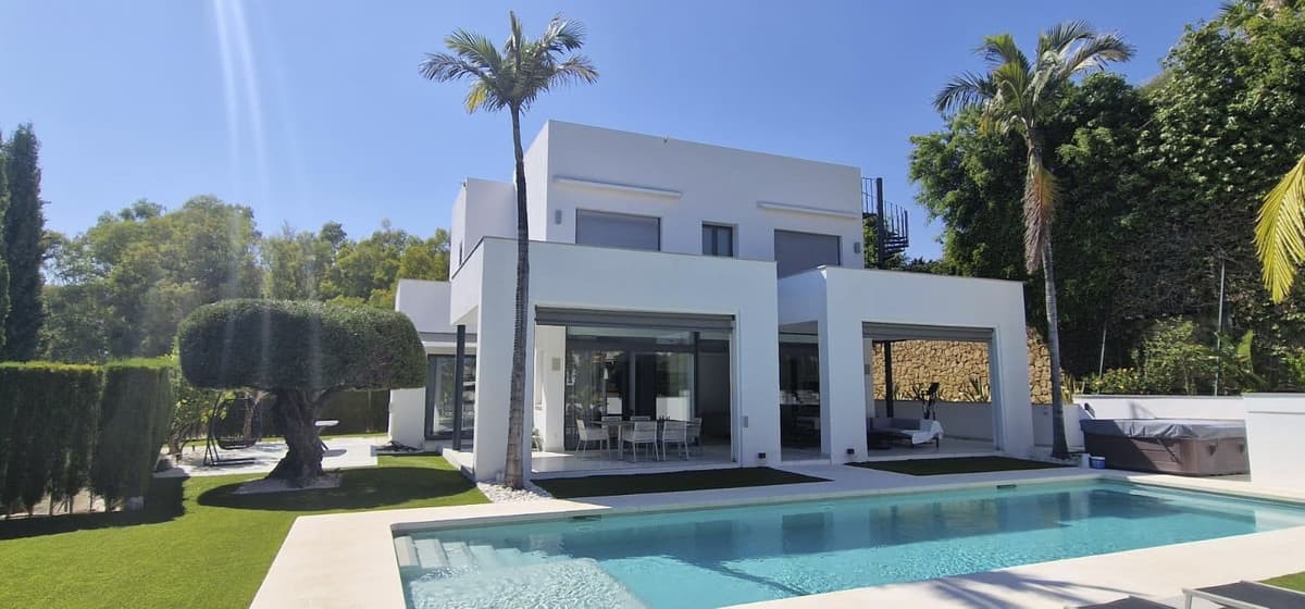 Detached Villa in Nueva Andalucía — photo 1 of 10