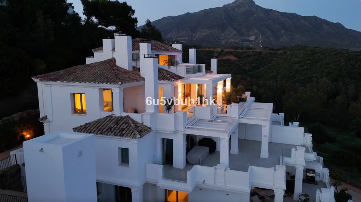 Penthouse Duplex in Nueva Andalucía — photo 4 of 10