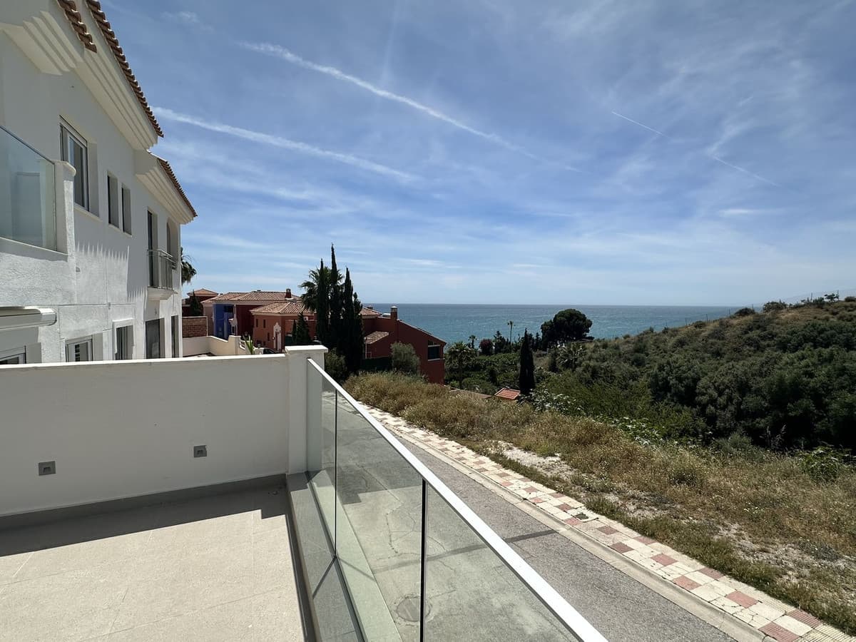 Townhouse in Torrequebrada — photo 1 of 10
