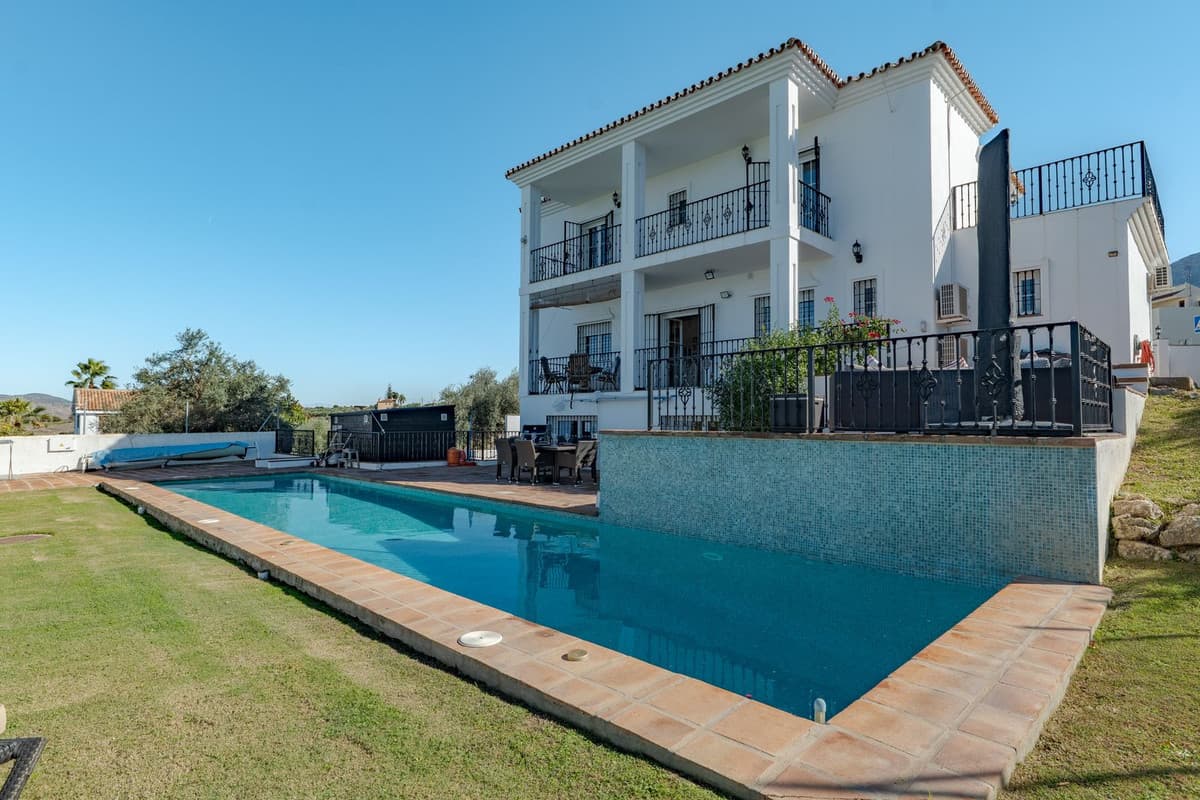 Detached Villa in Alhaurín el Grande — photo 1 of 10