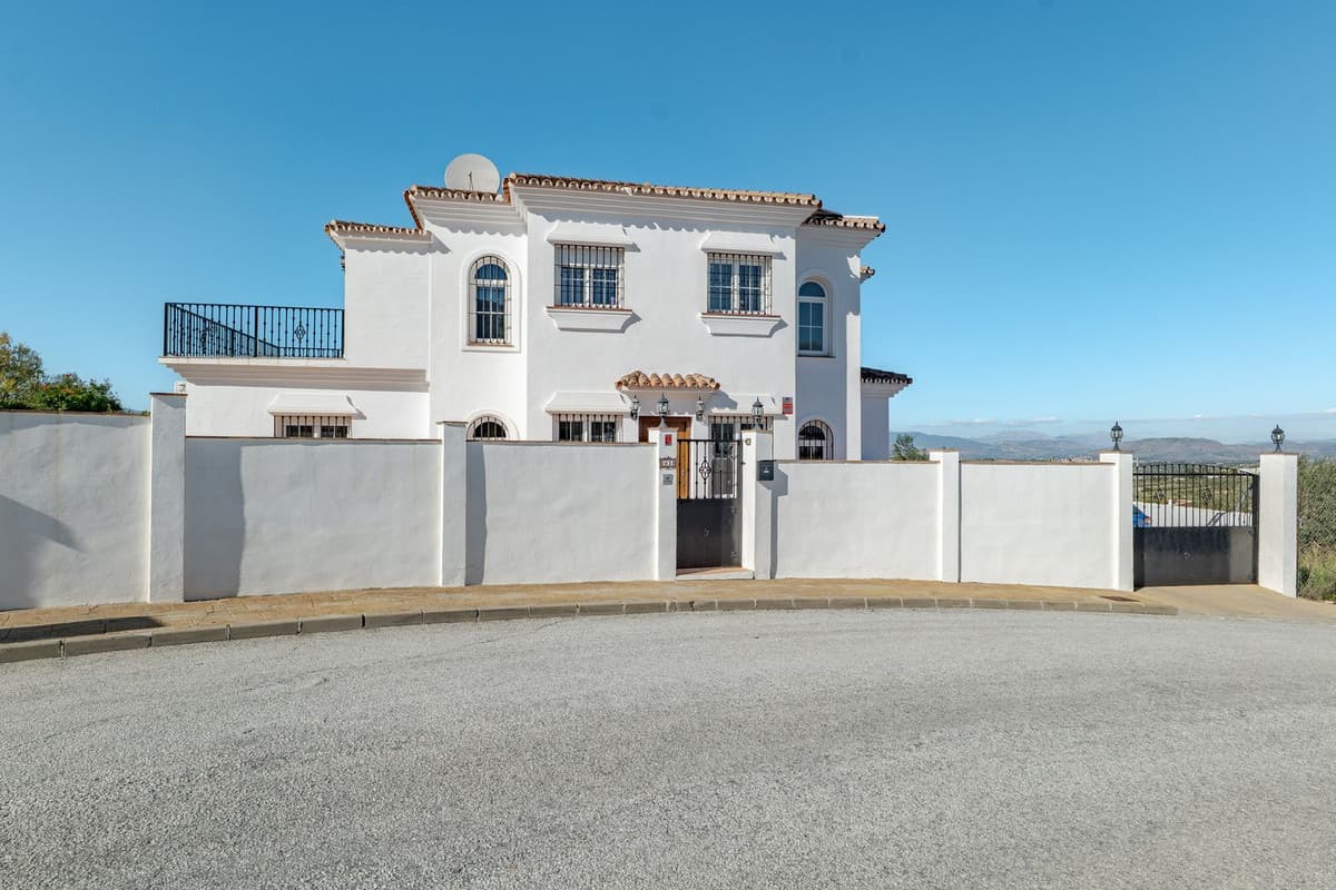 Detached Villa in Alhaurín el Grande — photo 4 of 10