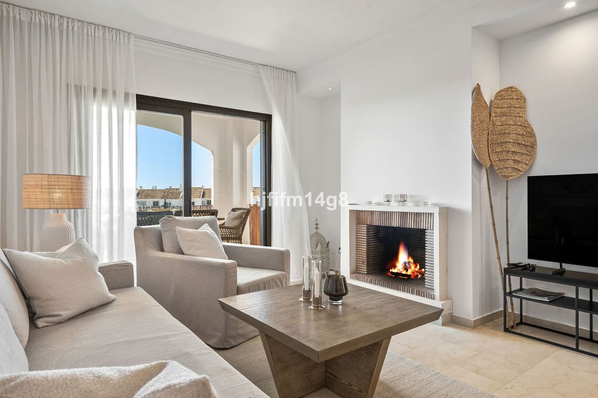 Middle Floor Apartment in Nueva Andalucía — photo 3 of 10