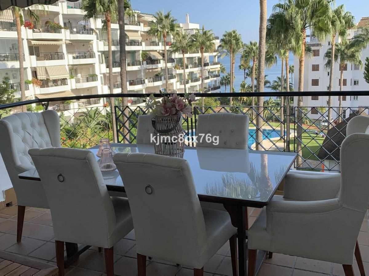Middle Floor Apartment in Calahonda — photo 1 of 10
