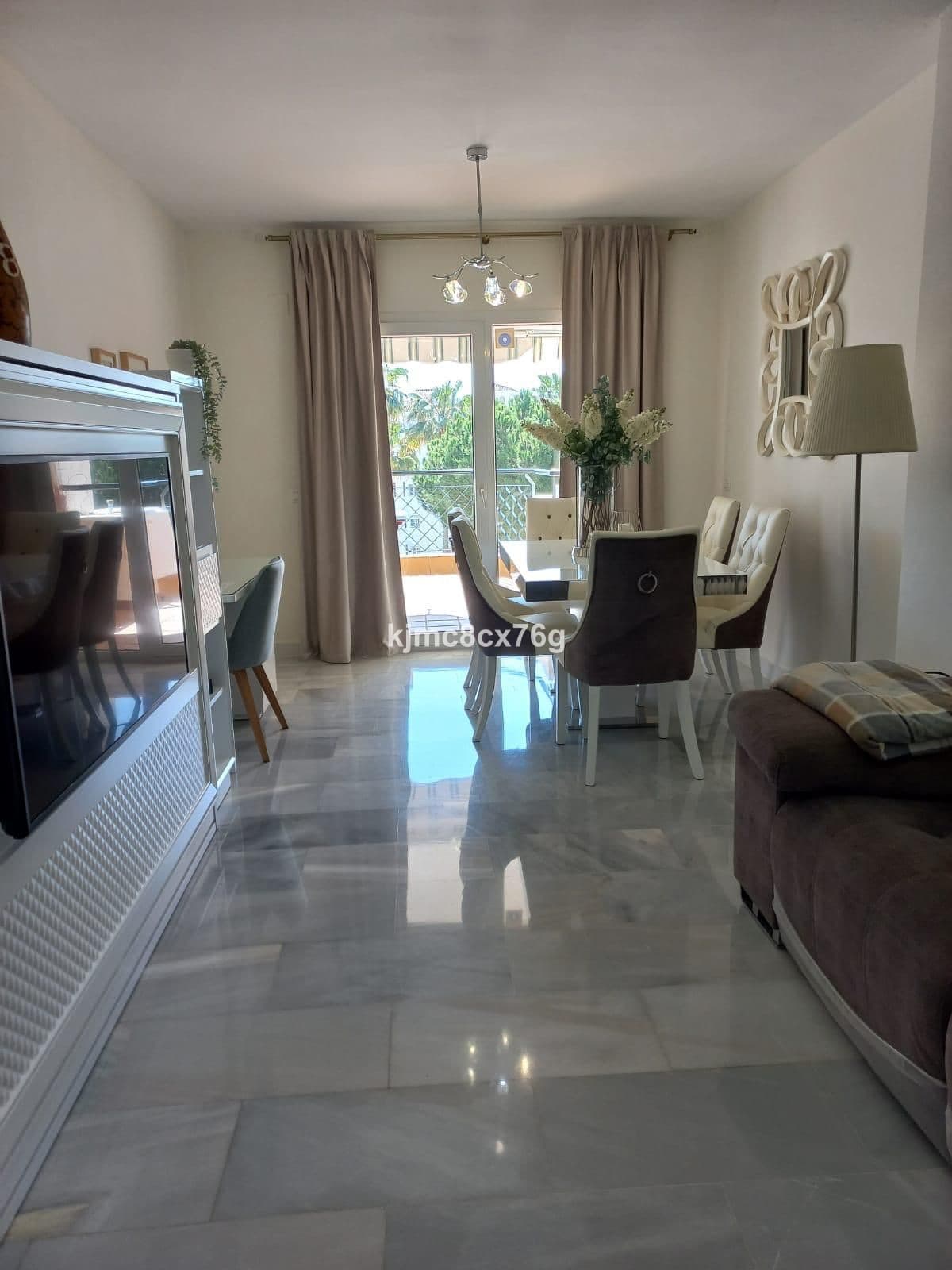 Middle Floor Apartment in Calahonda — photo 3 of 10