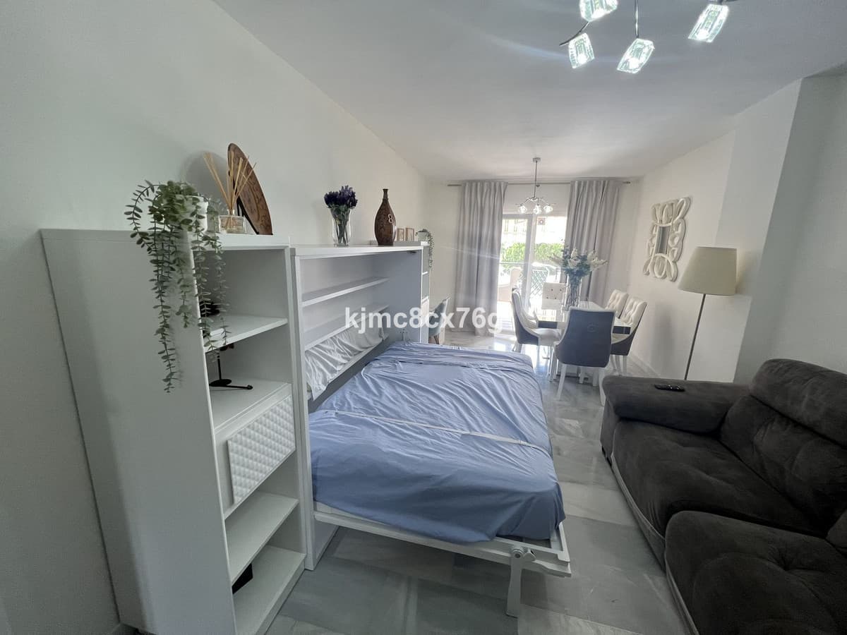 Middle Floor Apartment in Calahonda — photo 5 of 10