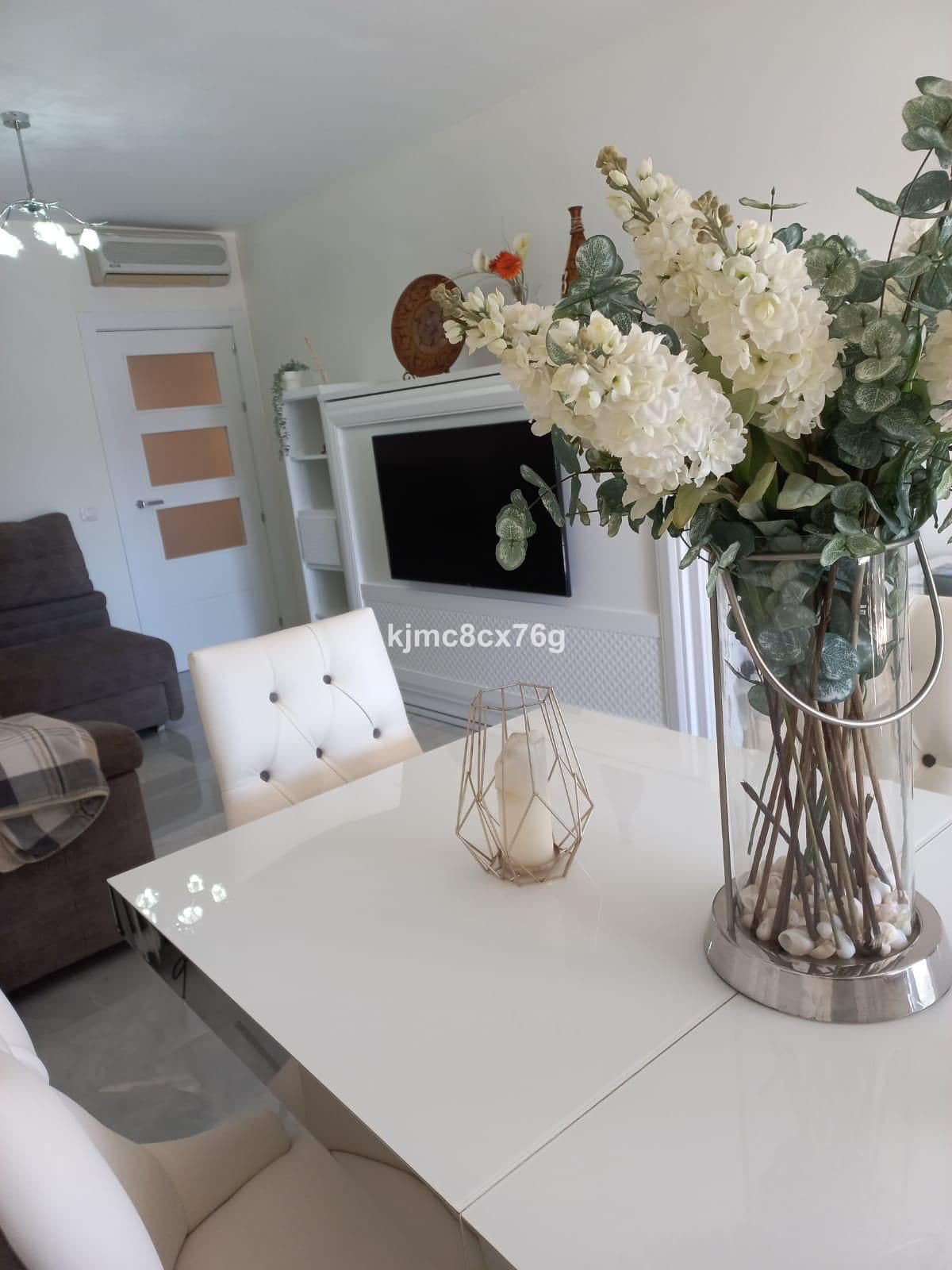 Middle Floor Apartment in Calahonda — photo 7 of 10