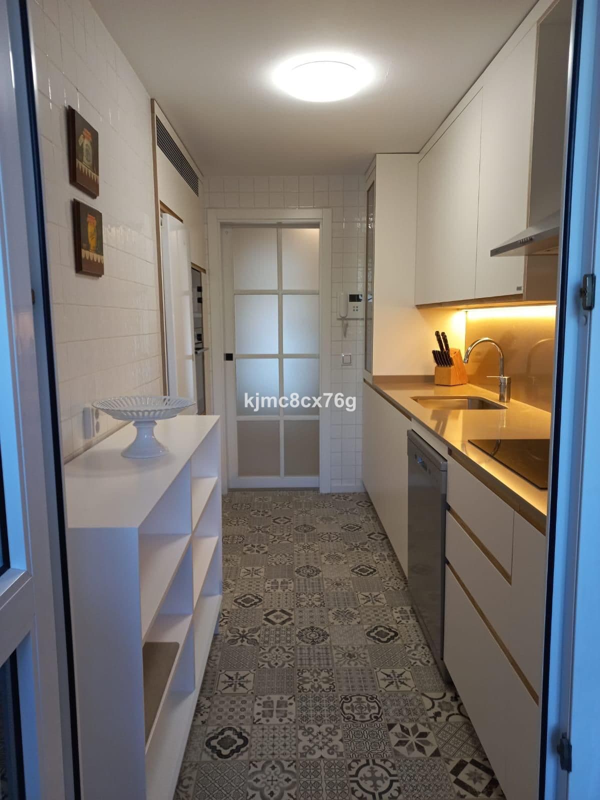 Middle Floor Apartment in Calahonda — photo 8 of 10