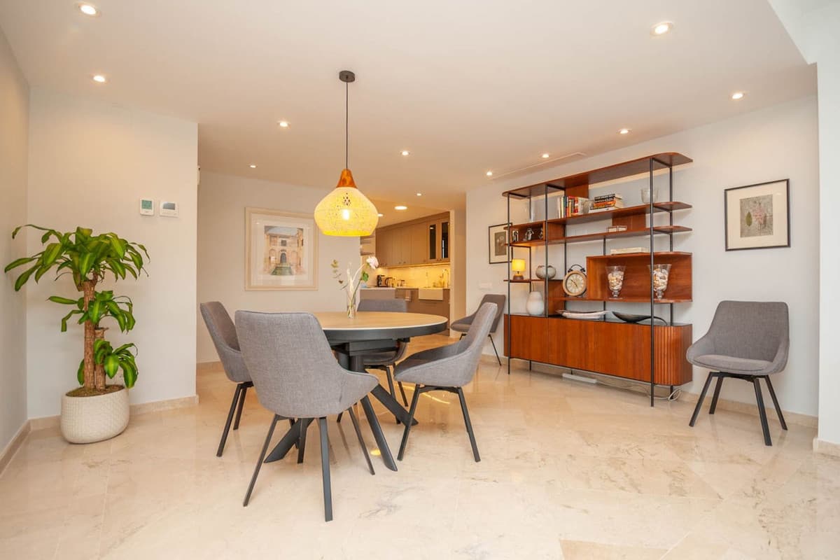 Middle Floor Apartment in Elviria — photo 3 of 10