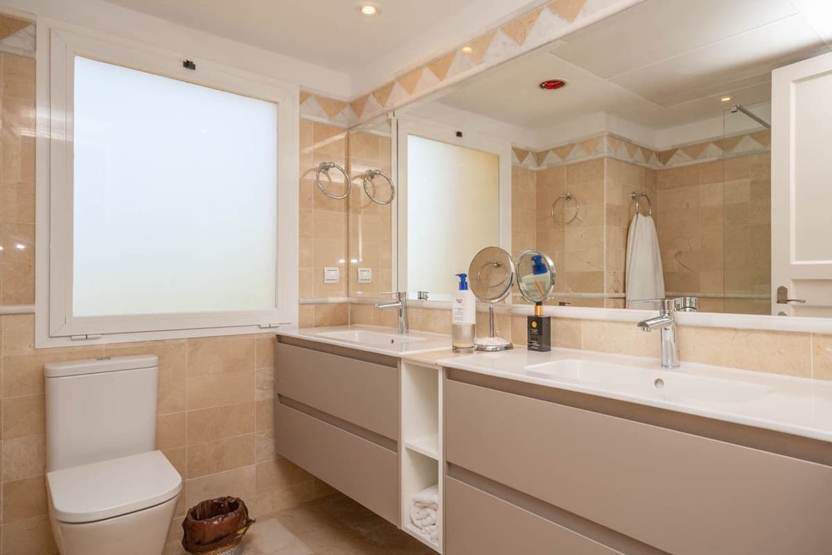 Middle Floor Apartment in Elviria — photo 8 of 10