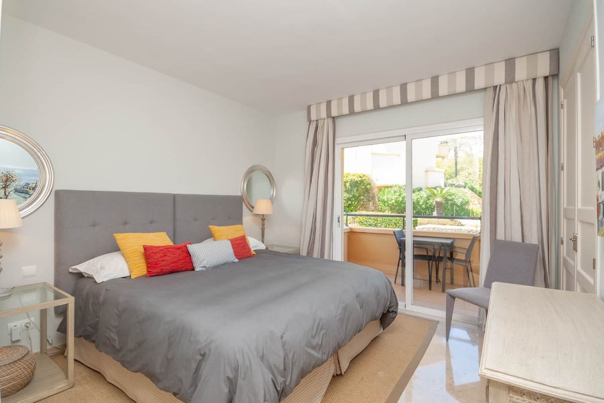 Middle Floor Apartment in Elviria — photo 9 of 10
