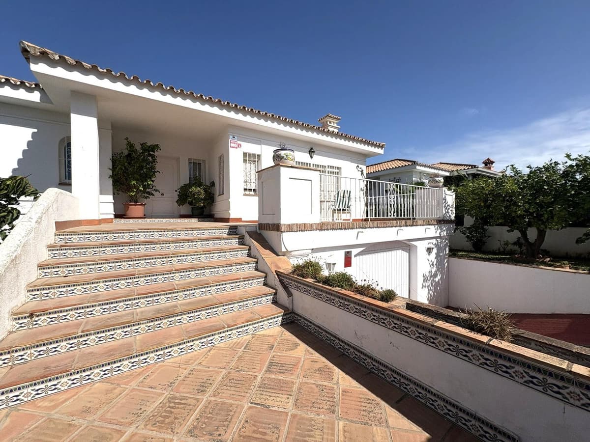 Detached Villa in Alhaurín de la Torre — photo 1 of 10