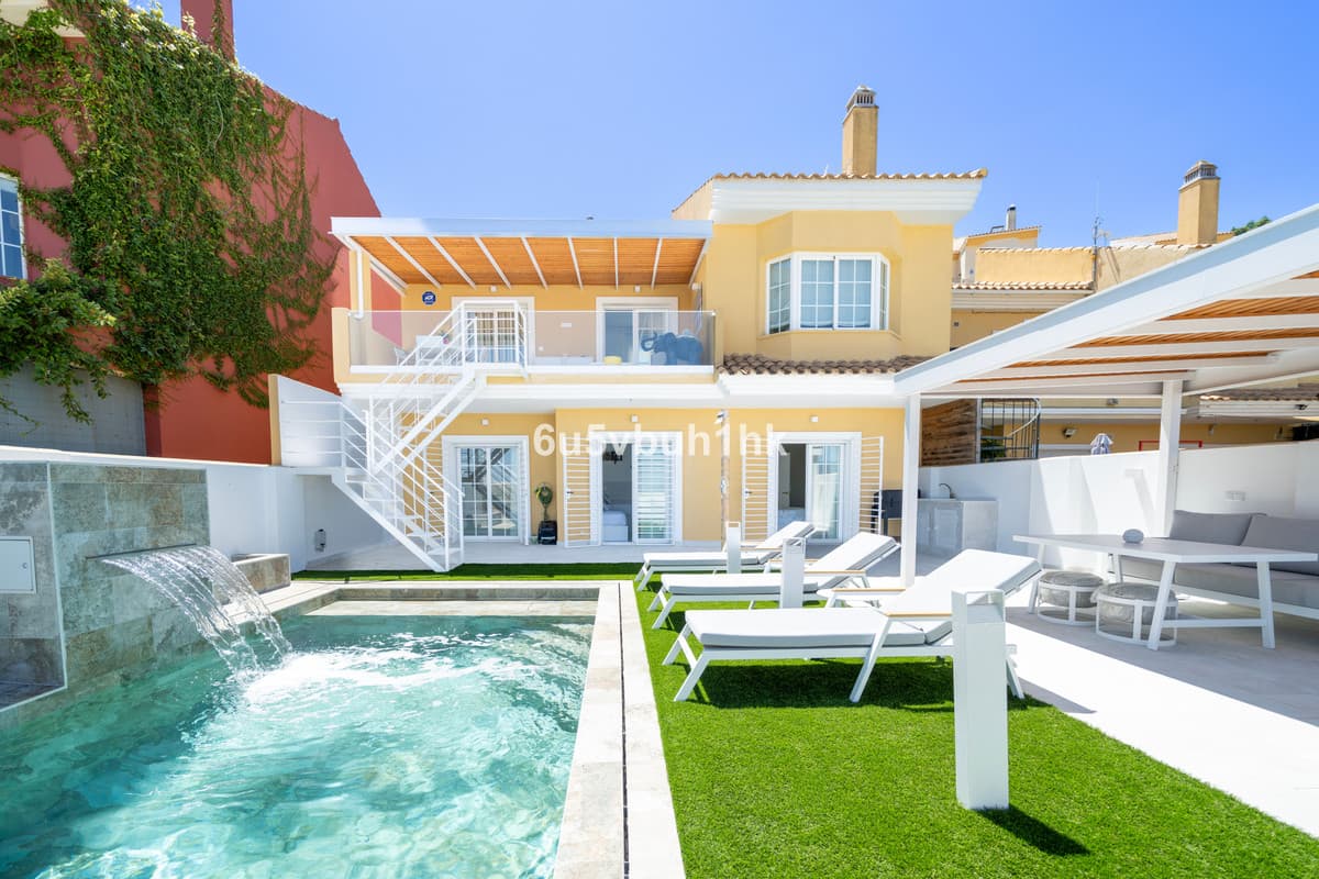 Semi-Detached House in La Mairena — photo 1 of 10