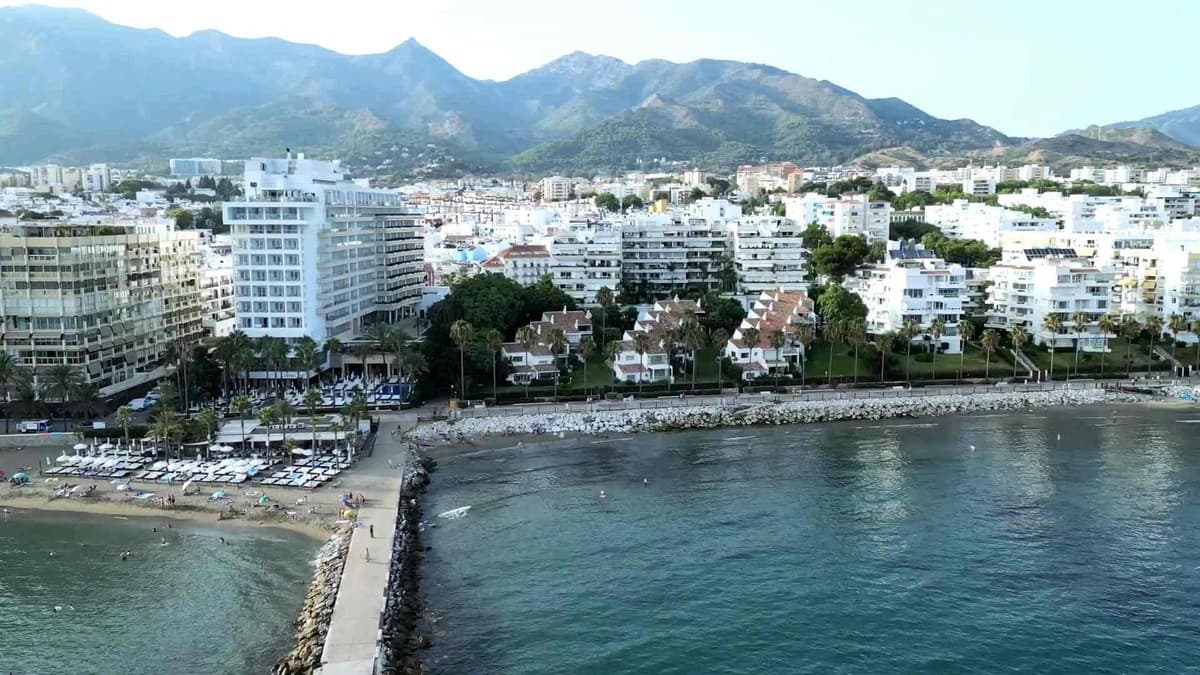 Middle Floor Apartment in Marbella — photo 1 of 10