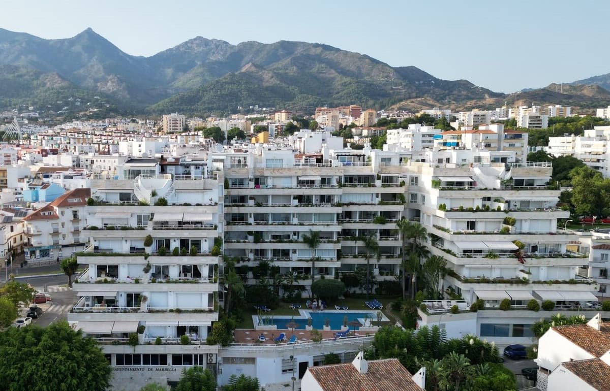 Middle Floor Apartment in Marbella — photo 3 of 10