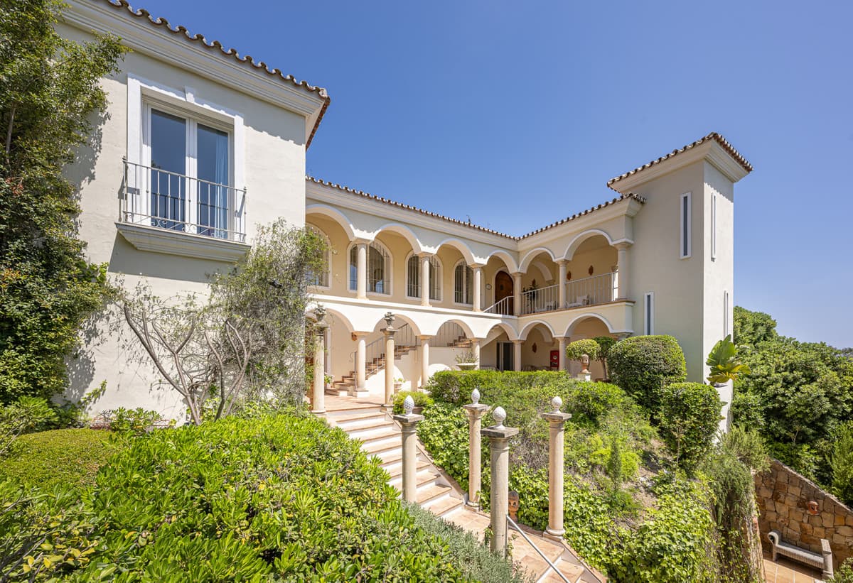 Detached Villa in Benahavís — photo 1 of 10
