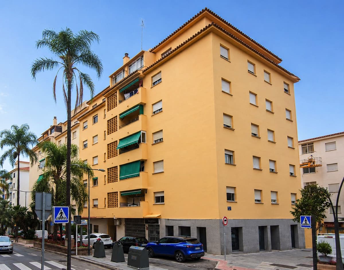 Middle Floor Apartment in Marbella — photo 1 of 10
