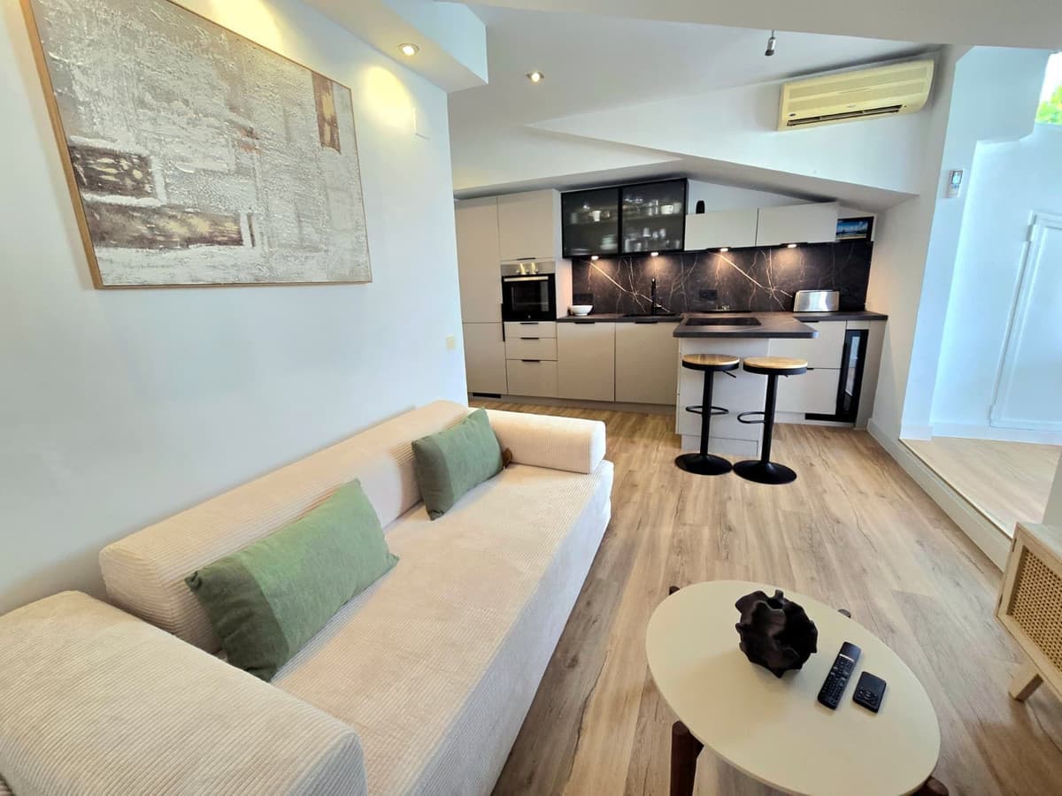 Top Floor Apartment in The Golden Mile — photo 1 of 10