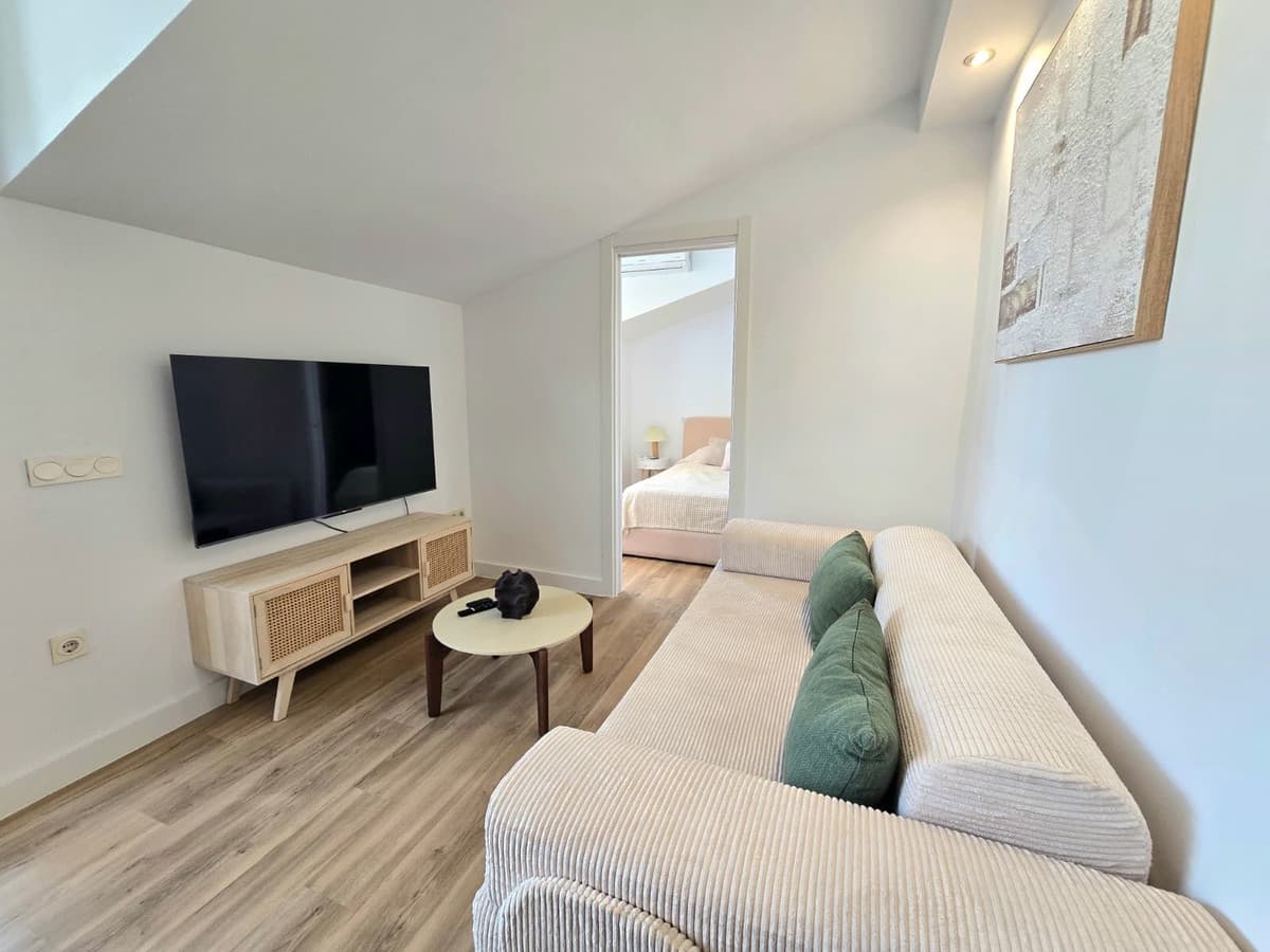 Top Floor Apartment in The Golden Mile — photo 2 of 10