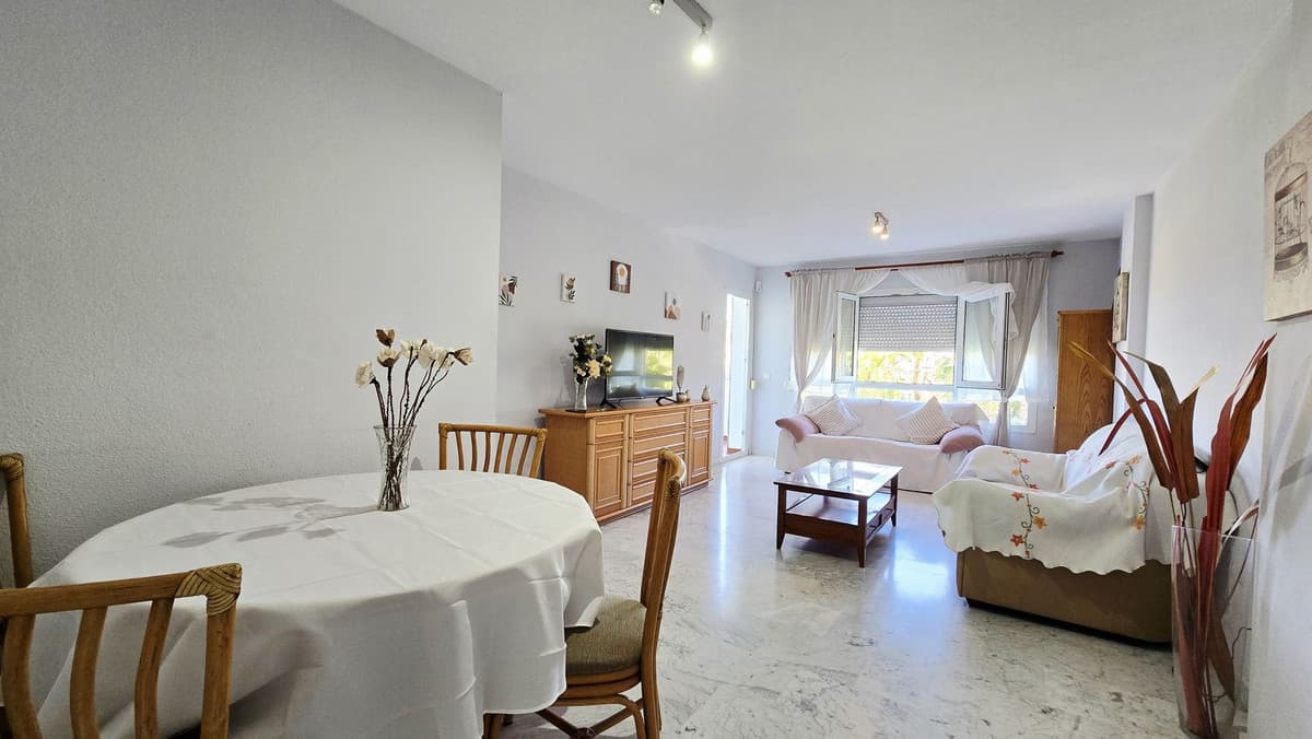 Middle Floor Apartment in Nueva Andalucía — photo 4 of 10