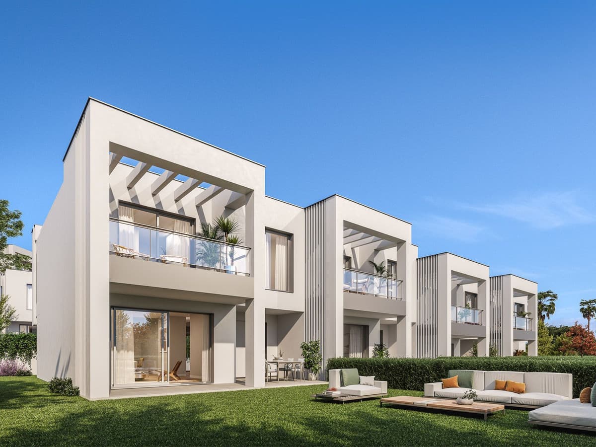 Semi-Detached House in Elviria — photo 1 of 10