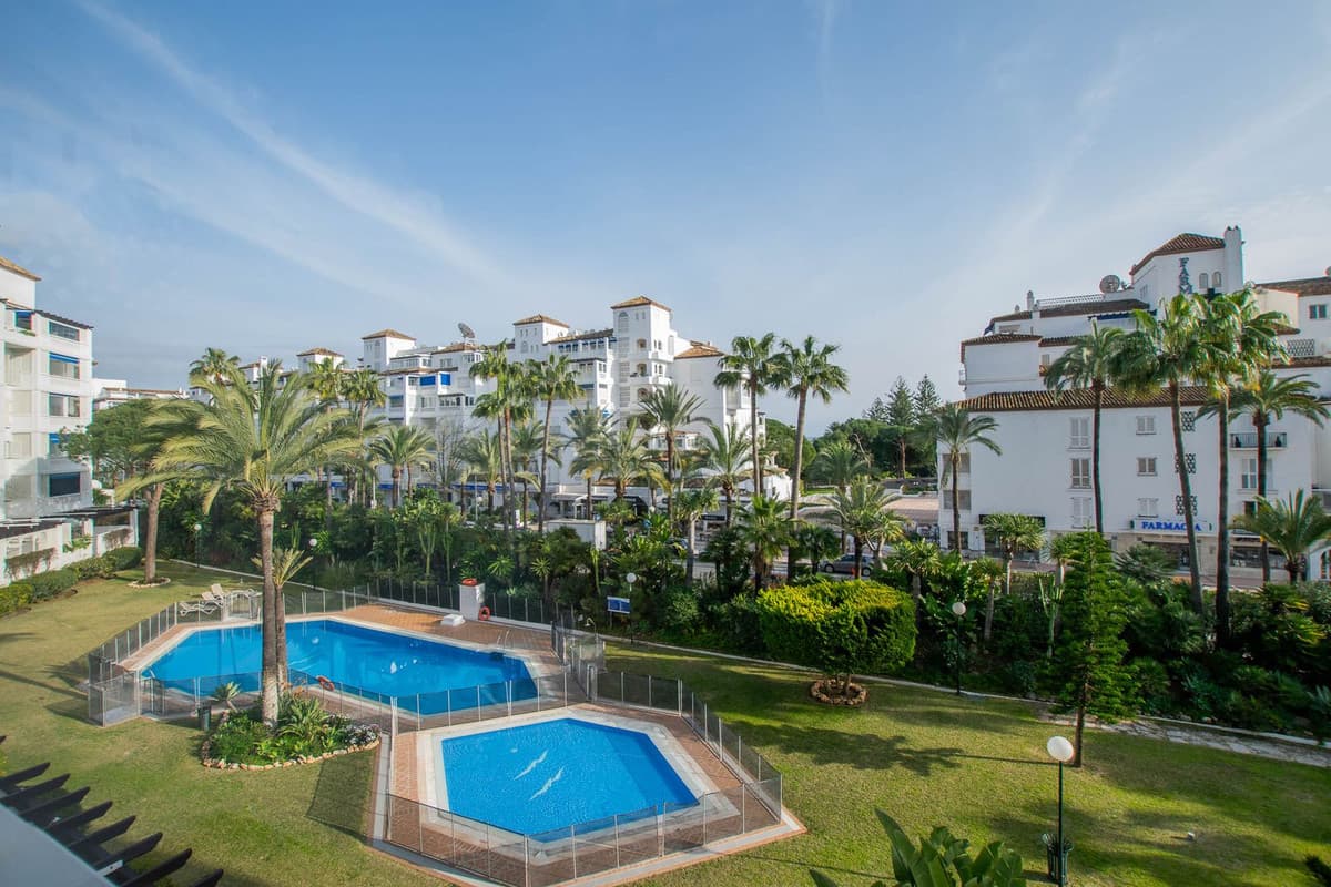 Middle Floor Apartment in Puerto Banús — photo 2 of 10