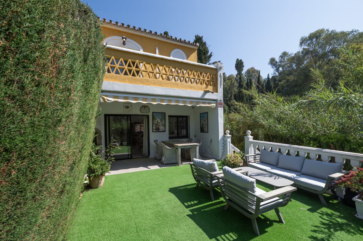 Townhouse in Calahonda — photo 1 of 10