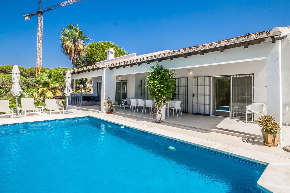 Detached Villa in Elviria — photo 1 of 10