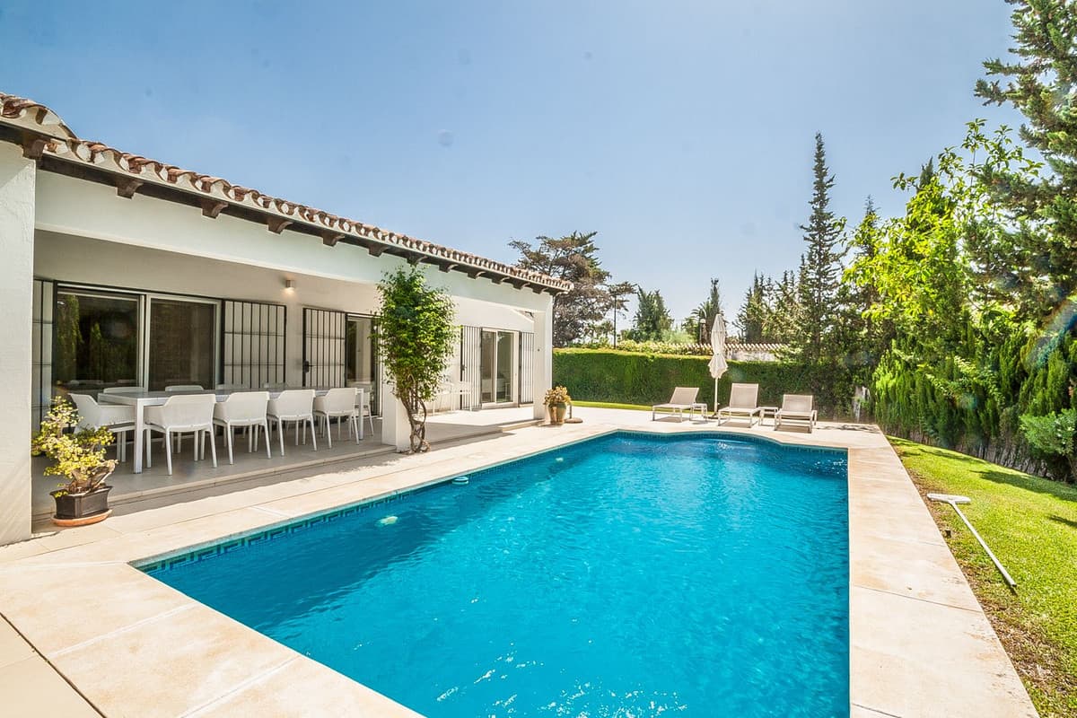 Detached Villa in Elviria — photo 2 of 10
