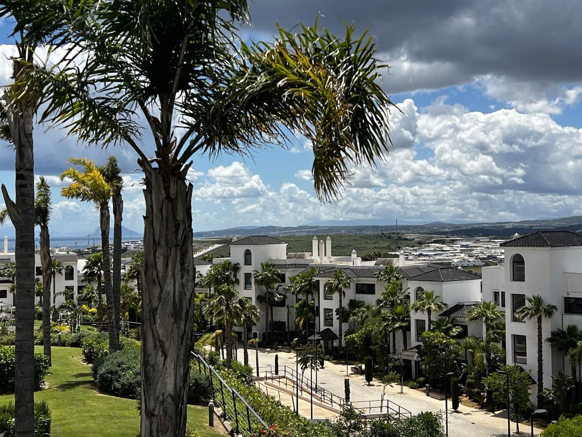 Middle Floor Apartment in Estepona — photo 5 of 10