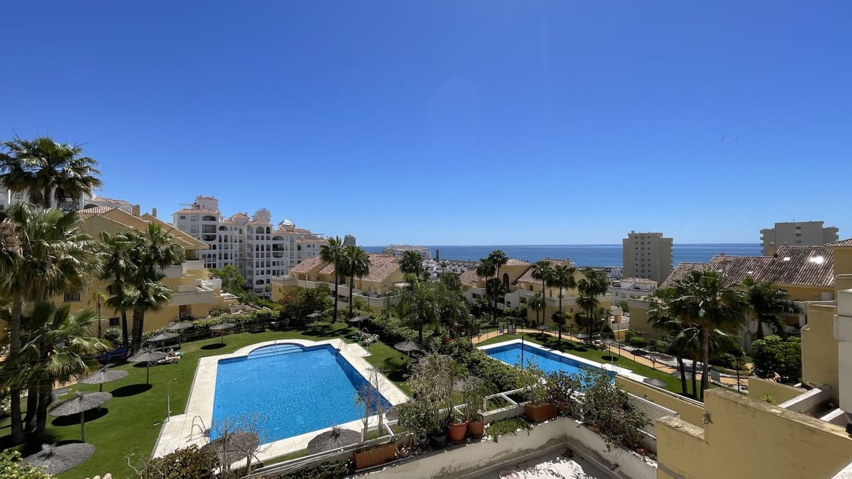 Middle Floor Apartment in Estepona — photo 1 of 10