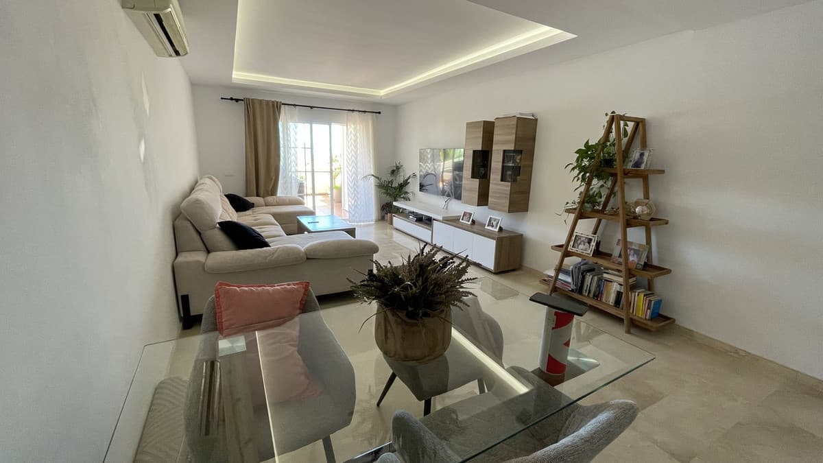 Middle Floor Apartment in Estepona — photo 3 of 10