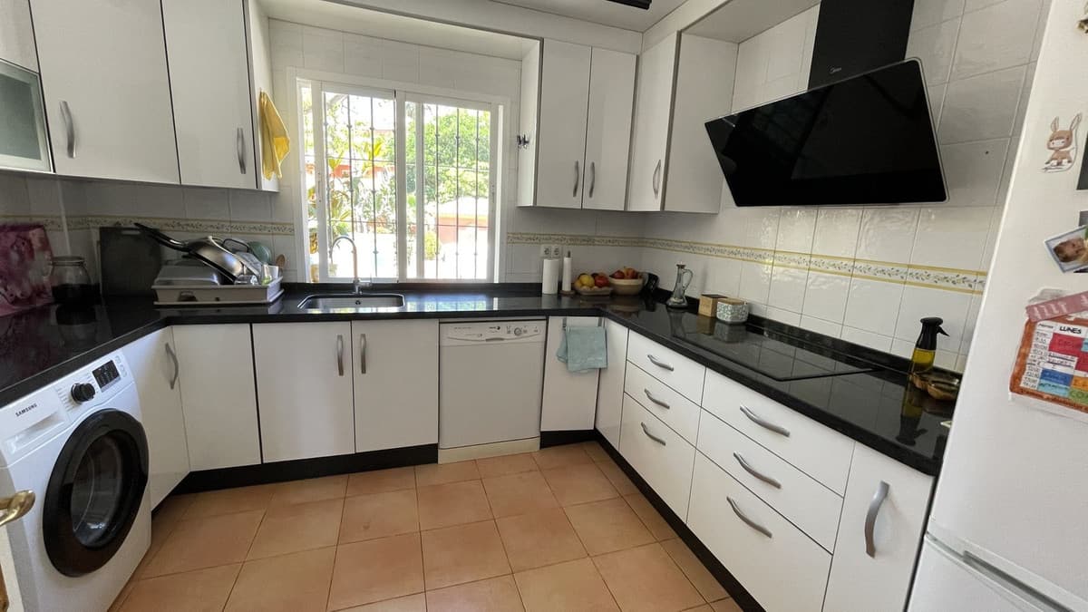 Middle Floor Apartment in Estepona — photo 4 of 10
