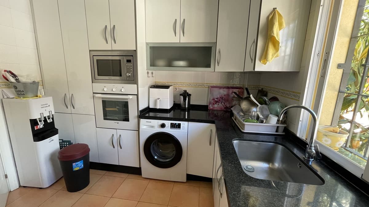 Middle Floor Apartment in Estepona — photo 5 of 10