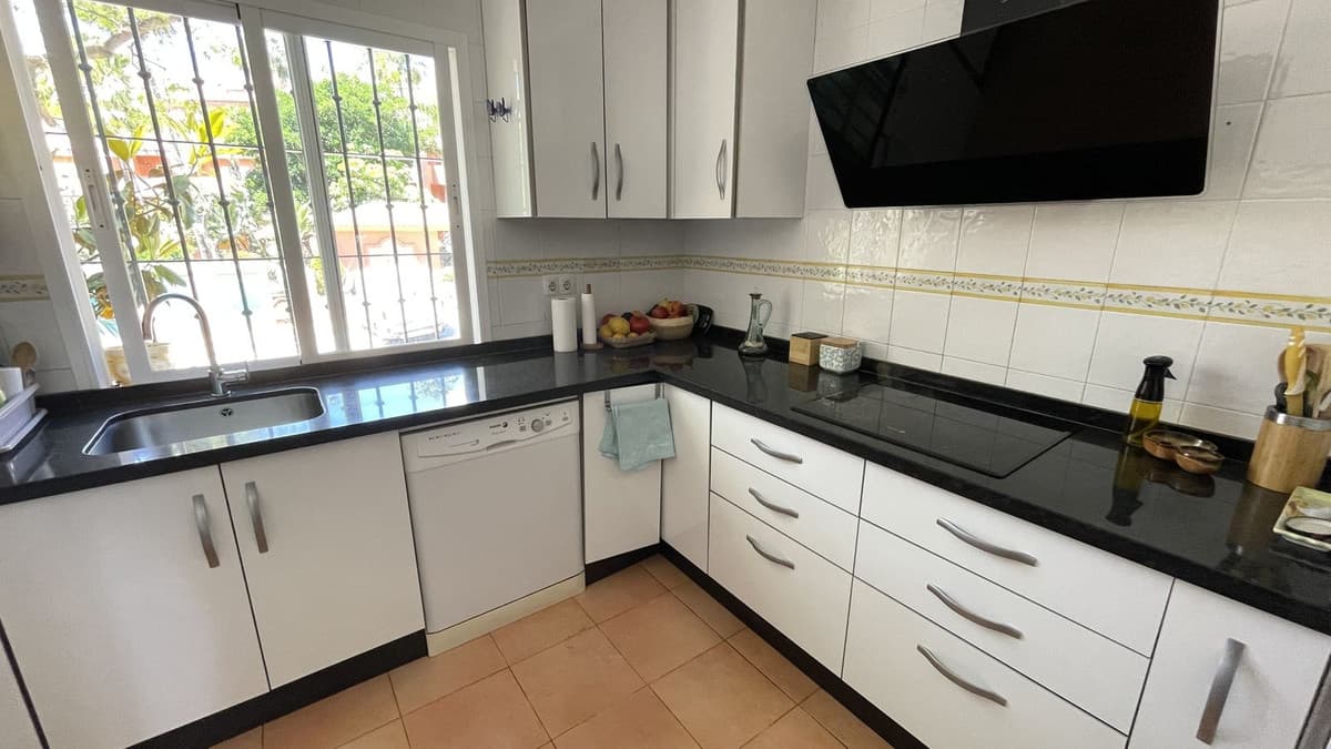 Middle Floor Apartment in Estepona — photo 6 of 10