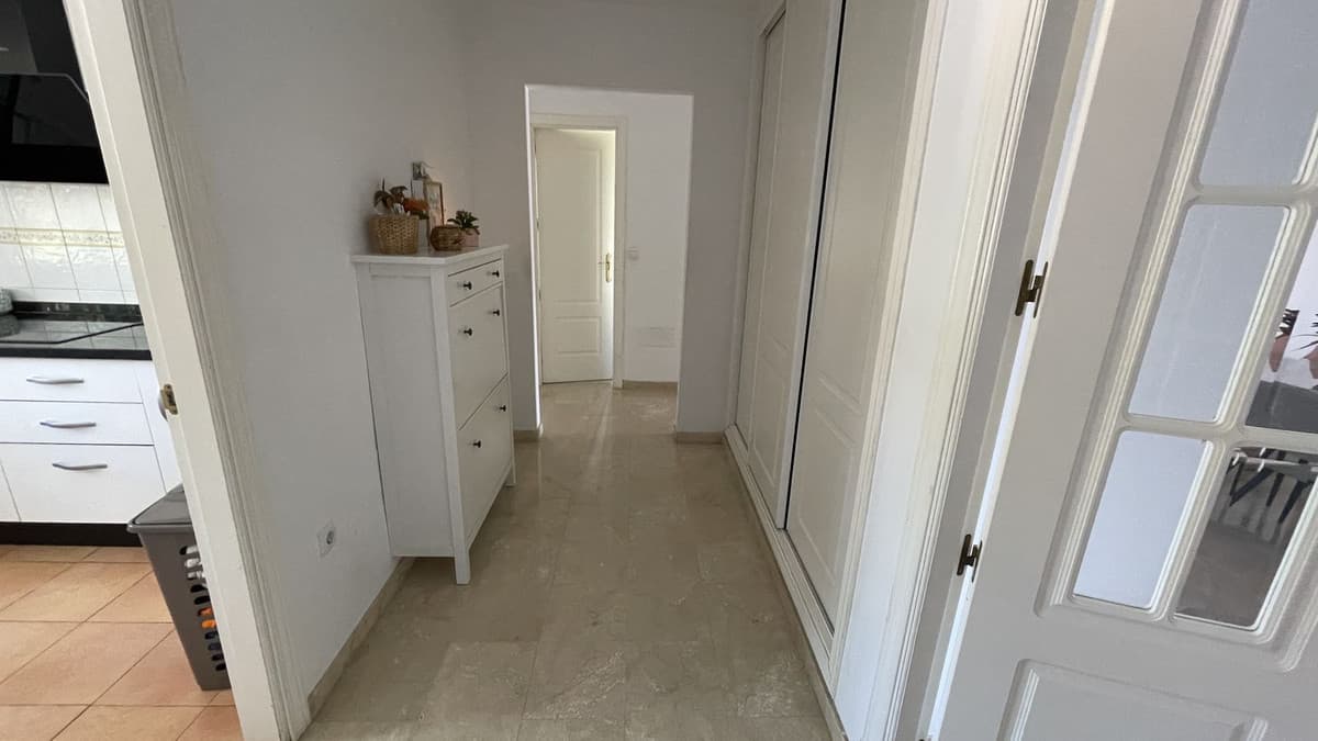 Middle Floor Apartment in Estepona — photo 7 of 10
