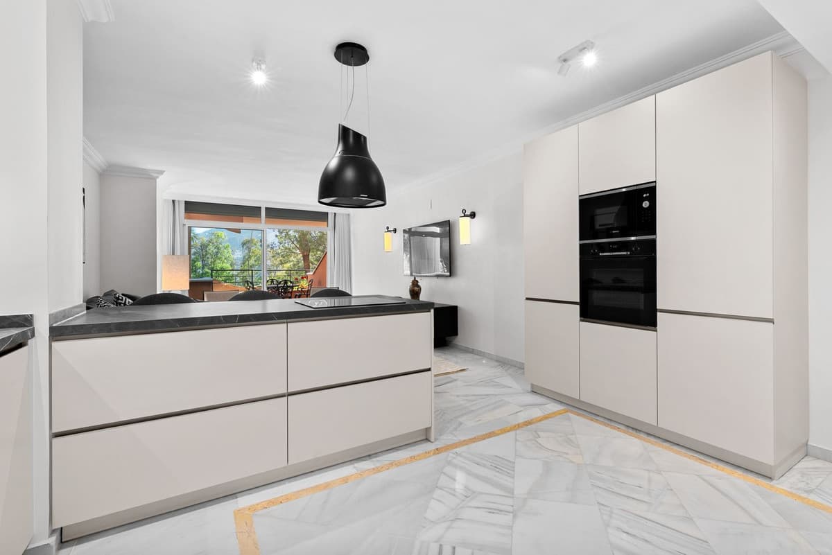 Middle Floor Apartment in Nueva Andalucía — photo 3 of 10