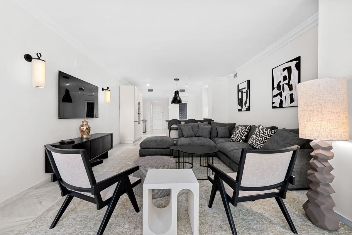 Middle Floor Apartment in Nueva Andalucía — photo 4 of 10