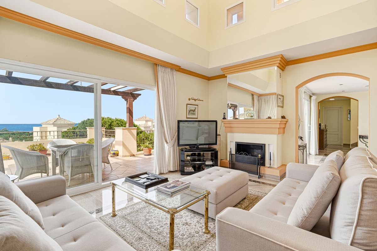 Penthouse Duplex in Elviria — photo 5 of 10