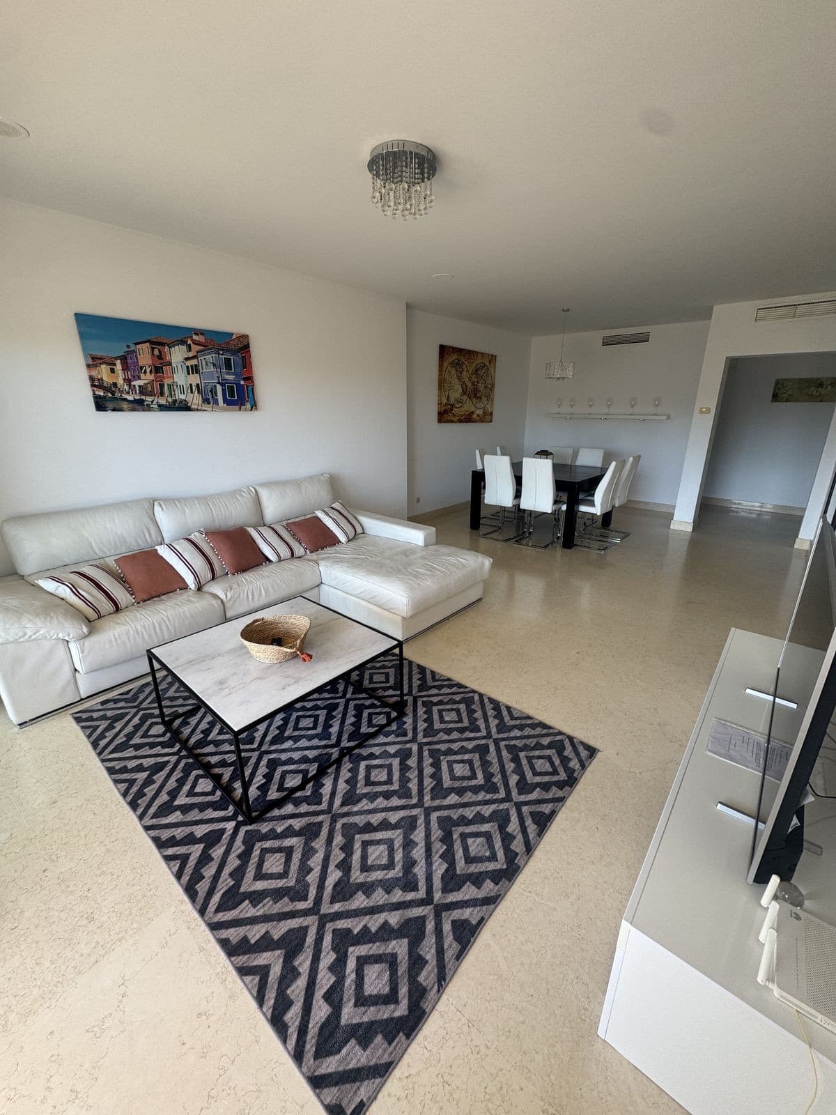 Middle Floor Apartment in Benahavís — photo 2 of 10