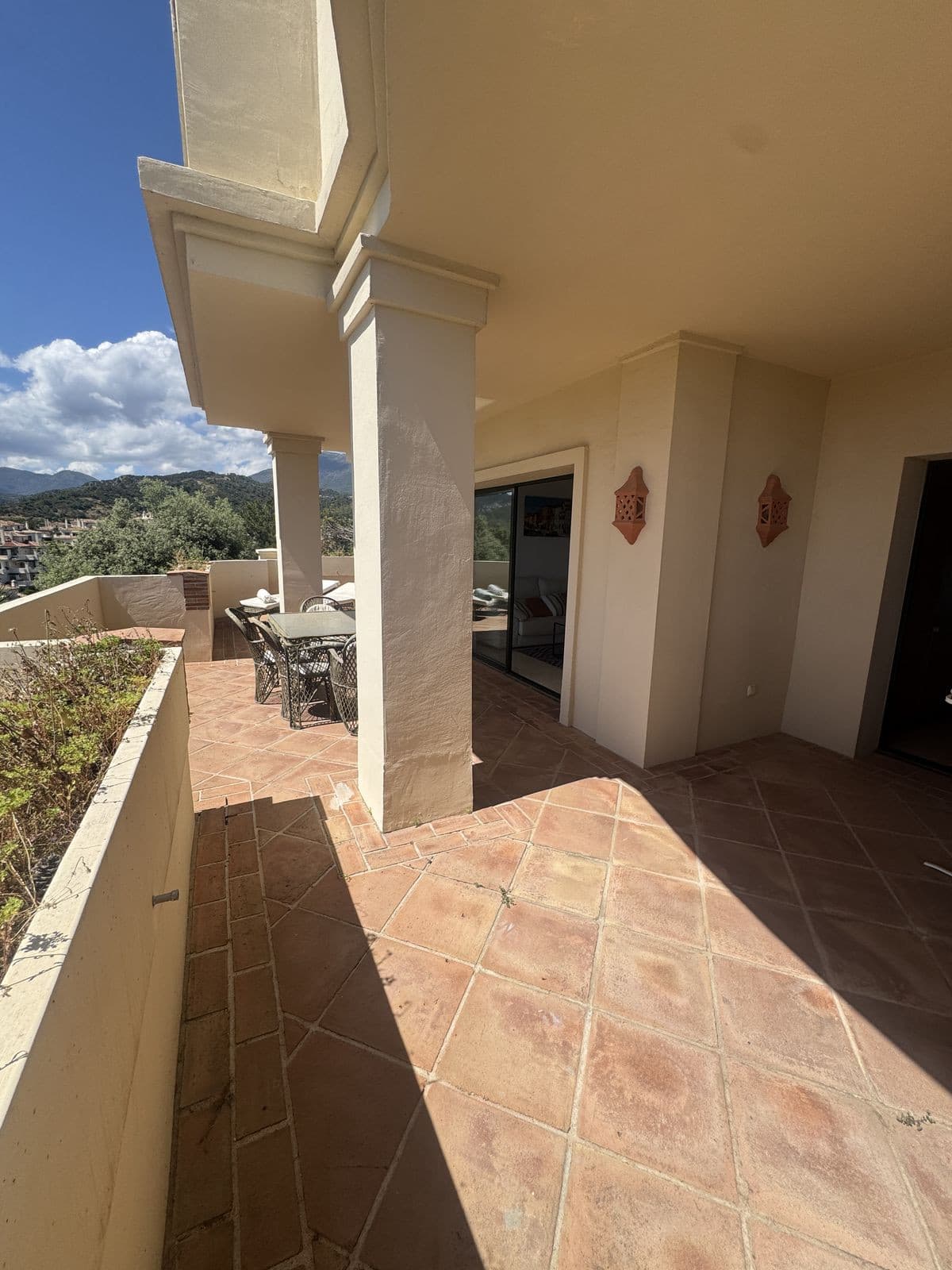 Middle Floor Apartment in Benahavís — photo 4 of 10