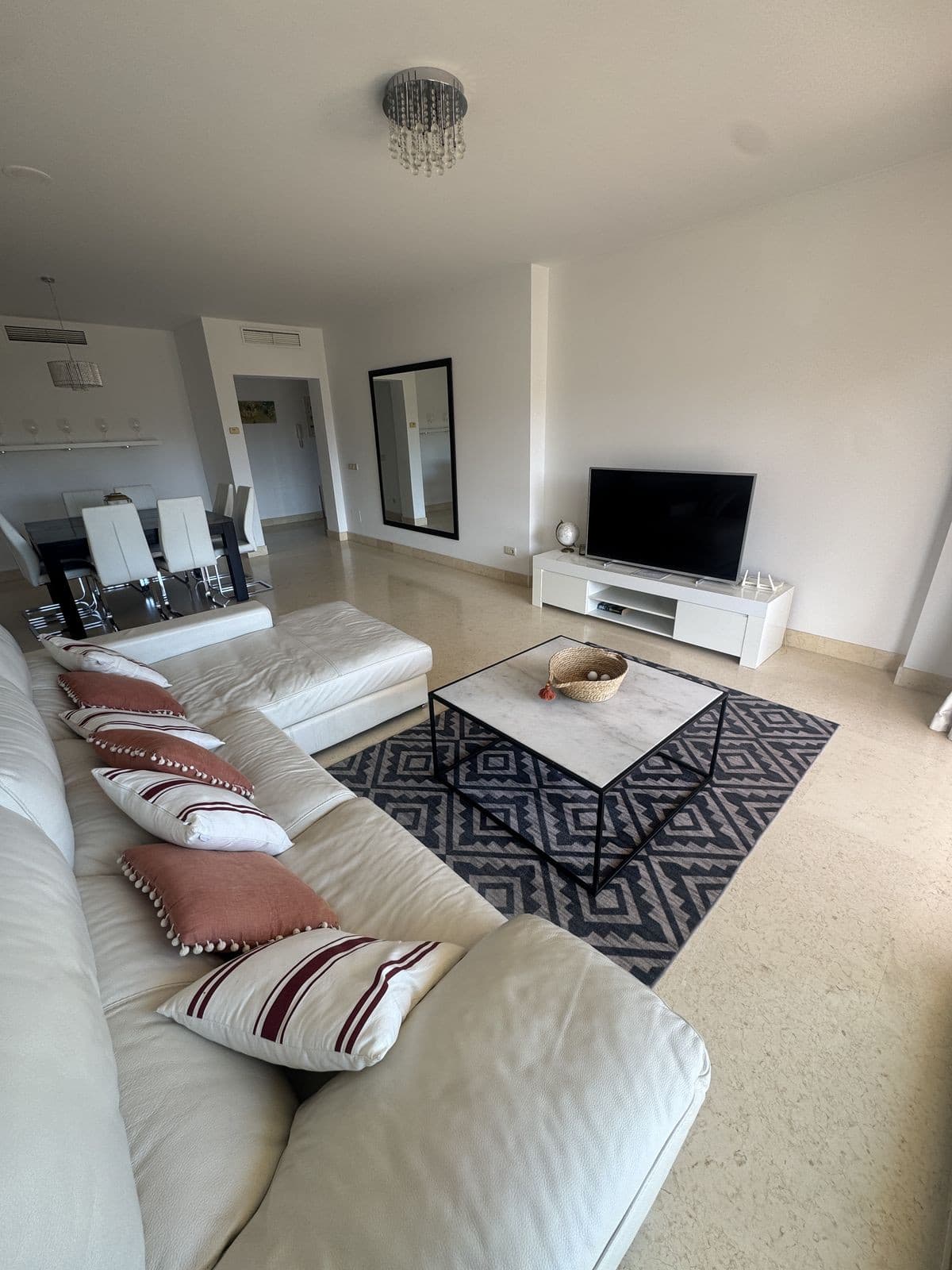 Middle Floor Apartment in Benahavís — photo 8 of 10