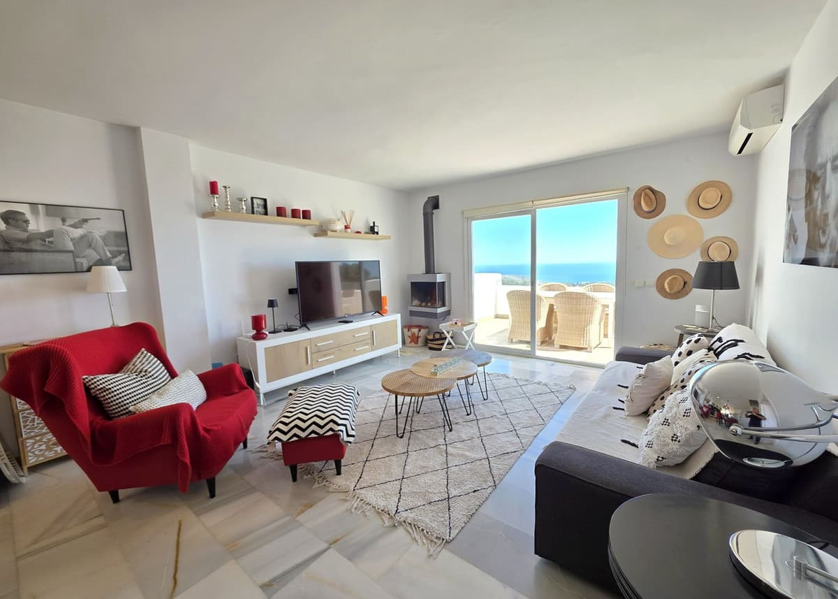 Top Floor Apartment in La Mairena — photo 2 of 10