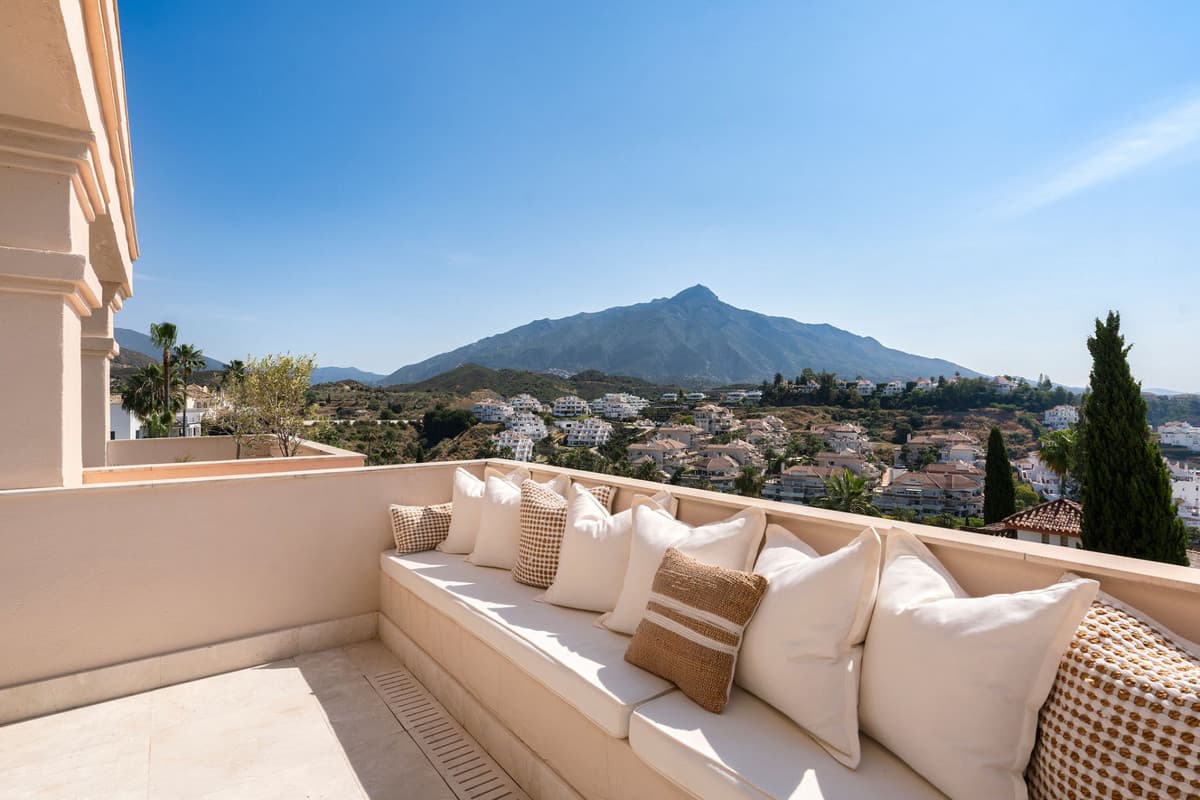 Middle Floor Apartment in Nueva Andalucía — photo 1 of 10
