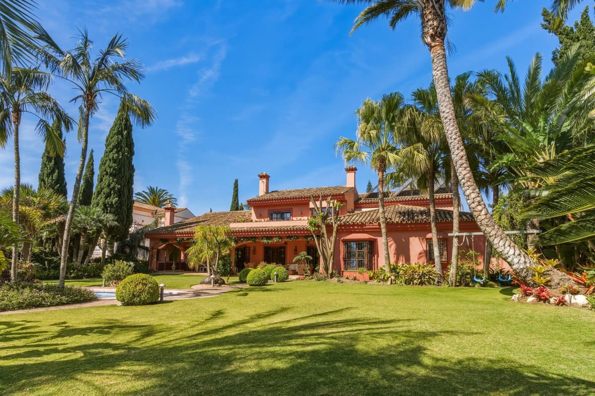 Detached Villa in Guadalmina Alta — photo 1 of 10