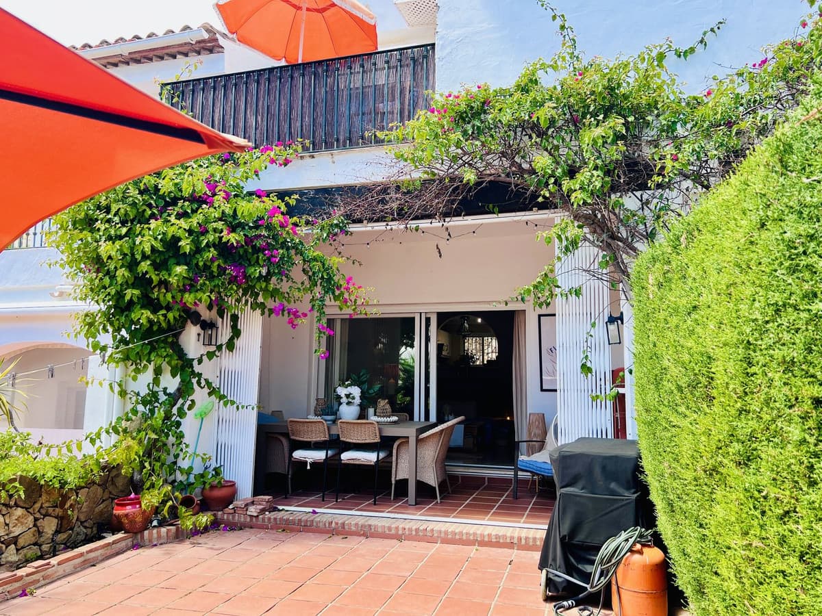 Townhouse in El Paraiso — photo 1 of 10