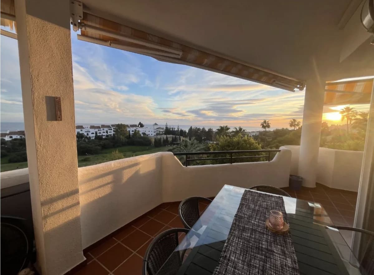 Middle Floor Apartment in Calahonda — photo 1 of 10