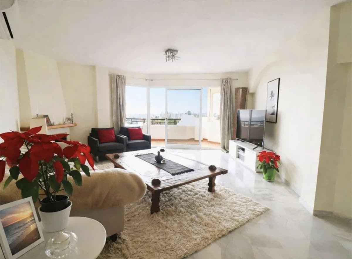 Middle Floor Apartment in Calahonda — photo 2 of 10